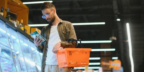 一名男子正在检查清真食品