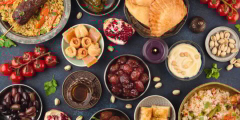 摆放在桌上的清真食品。