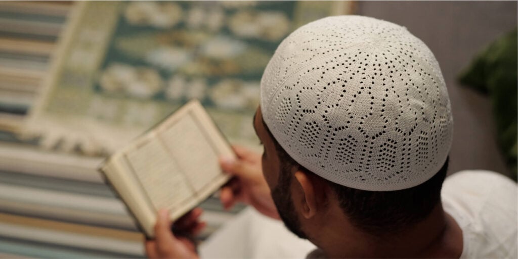 法学家正在查阅经典